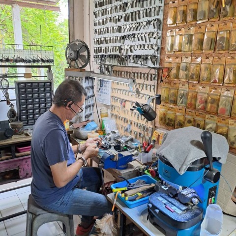 ร้านกุญแจลาดหลุมแก้ว